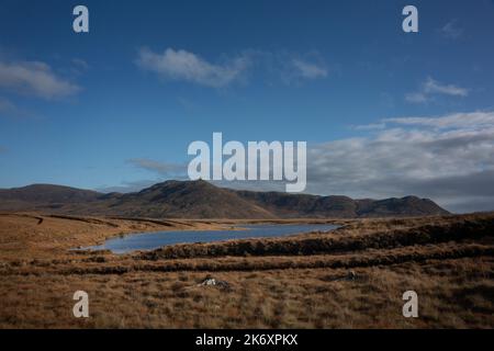 Ampio paesaggio intorno Lough Gar, contea Mayo, Ireland.tracce di taglio del prato sono visibili sulle rive del lago. Foto Stock