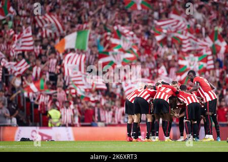 I giocatori del Club Athletic insieme durante il campionato spagnolo la Liga partita di calcio tra il Club Athletic e l'Atletico de Madrid il 15 ottobre 2022 a San Mames a Bilbao, Spagna - Foto: Ricardo Larreina/DPPI/LiveMedia Foto Stock