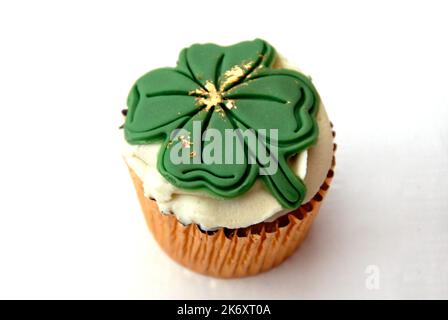 Torta di tazza decorata con l'impressione di shamrock Foto Stock