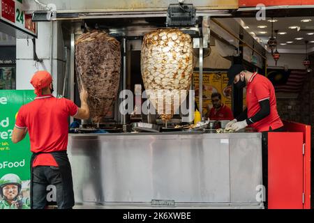 Kuala Lumpur, Malesia - Ottobre 9,2022 : Vista di uno chef che prepara e prepara la tradizionale carne turca Doner Kebab. Si fà anche da Shawarma. Foto Stock