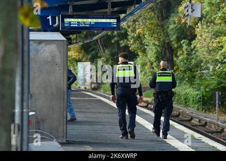 Berlino, Germania. 14th Ott 2022. DB personale di sicurezza alla stazione Treptow della S-Bahn. Credit: Jens Kalaene/dpa/Alamy Live News Foto Stock