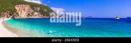 Migliori spiagge di Epiro, Grecia. Panorama di Lichnos - splendida spiaggia con acqua turchese vicino alla città di Parga. Vacanze estive greche Foto Stock