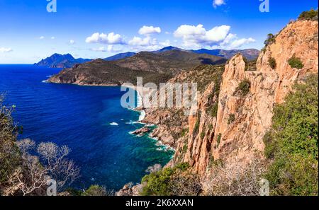 Corsica, Francia. Rocce rosse incredibili di Calanques de piana. Famoso percorso e destinazione di viaggio sulla costa occidentale dell'isola nel golfo di Porto Foto Stock