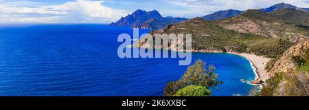 Corsica, Francia. Panoramica parte occidentale del Golfo di Porto. Parco nazionale Calanques della piana, famoso con paesaggi selvaggi e rocce rosse Foto Stock