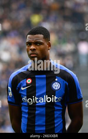 Milano, Italia. 16th ottobre 2022. Dumfries Denzel Justus Morris FC Inter durante la Serie Italiana Un incontro di tootball tra Inter FC Internazionale e US Salernitana il 16 ottobre 2022 allo stadio Giuseppe Meazza di San Siro Siro a Milano. Credit: Tiziano Ballabio/Alamy Live News Foto Stock