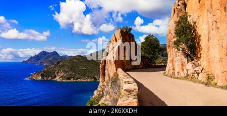 Incredibile paesaggio naturale dell'isola di Corsica. Strada panoramica vicino a Porto Ota con le famose rocce rosse, parte occidentale Foto Stock