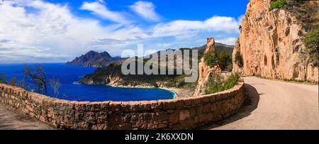 Incredibile paesaggio naturale dell'isola di Corsica. Strada panoramica vicino a Porto Ota con le famose rocce rosse, parte occidentale Foto Stock