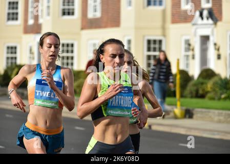 I corridori anteriori davanti al campo nel Great South Run intorno alle strade di Portsmouth, Inghilterra. 16th ottobre 2022. Foto Stock