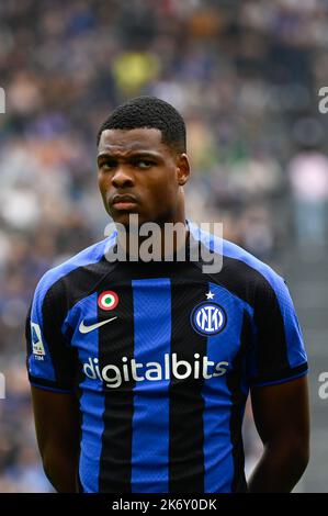 Milano, Italia. 16th Ott 2022. Dumfries Denzel Justus Morris FC Inter durante la Serie Italiana Un incontro di tootball tra Inter FC Internazionale e US Salernitana il 16 ottobre 2022 allo stadio Giuseppe Meazza di San Siro Siro a Milano. Credit: Tiziano Ballabio Credit: Independent Photo Agency/Alamy Live News Foto Stock