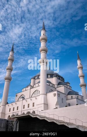 Grande Moschea di Tirana, Moschea di Namazgah, con cielo blu nella capitale dell'Albania Foto Stock