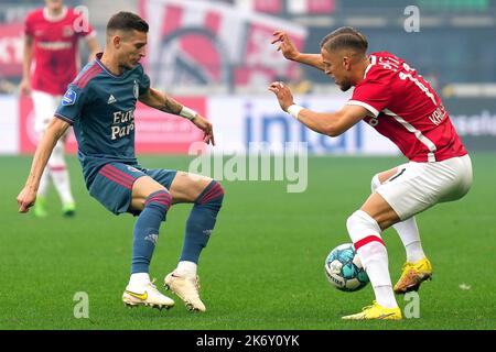 ALKMAAR - (lr) Sebastian Szymanski di Feyenoord, Jesper Karlsson di AZ Alkmaar durante la partita olandese di Eredivie tra AZ Alkmaar e Feyenoord allo stadio AFAS il 16 ottobre 2022 ad Alkmaar, Paesi Bassi. ANP | Olandese altezza | ed VAN DE POL Foto Stock