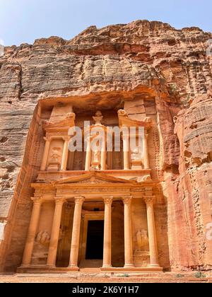 Treasury, il famoso monumento a Petra, Giordania, una città del Regno Nabateo abitata dagli arabi in tempi antichi. È anche noto come al-Khazneh. Foto Stock