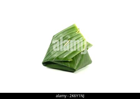 Incartare dessert thailandesi con foglie di banana, isolato su sfondo bianco Foto Stock