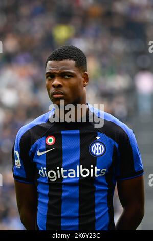 Milano, Italia. 16th ottobre 2022. Dumfries Denzel Justus Morris FC Inter durante la Serie Italiana Un incontro di tootball tra Inter FC Internazionale e US Salernitana il 16 ottobre 2022 allo stadio Giuseppe Meazza di San Siro Siro a Milano. Credit: Tiziano Ballabio/Alamy Live News Foto Stock