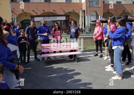 Pagani, Italia. 16th Ott 2022. Donne volontari con T-shirt rosa e cappellini, ha fatto una passeggiata per le strade della città nella giornata nazionale di sostegno alla ricerca e la consapevolezza sulla prevenzione del cancro femminile. Il gruppo 'Pittarosso Pink Parade #gruppopagani44' si è Unito all'evento nazionale 'PittaRossoPink Parade 2022' a sostegno della Fondazione Umberto Veronesi.alla fine della passeggiata è stata donata alla città Una Panchina Rosa in memoria di questo giorno e come opera di sensibilizzazione per i cittadini. (Foto di Pasquale Senatore/Pacific Press) Credit: Pacific Press Media Production Corp./Alamy Live News Foto Stock