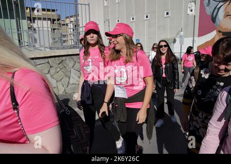 Pagani, Italia. 16th Ott 2022. Donne volontari con T-shirt rosa e cappellini, ha fatto una passeggiata per le strade della città nella giornata nazionale di sostegno alla ricerca e la consapevolezza sulla prevenzione del cancro femminile. Il gruppo 'Pittarosso Pink Parade #gruppopagani44' si è Unito all'evento nazionale 'PittaRossoPink Parade 2022' a sostegno della Fondazione Umberto Veronesi.alla fine della passeggiata è stata donata alla città Una Panchina Rosa in memoria di questo giorno e come opera di sensibilizzazione per i cittadini. (Foto di Pasquale Senatore/Pacific Press) Credit: Pacific Press Media Production Corp./Alamy Live News Foto Stock