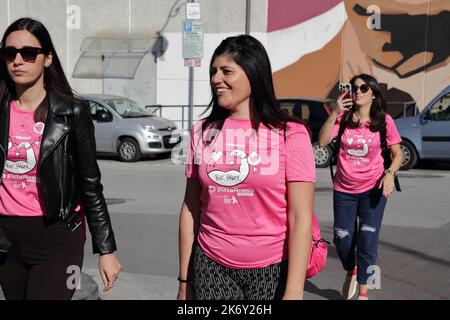 Pagani, Italia. 16th Ott 2022. Donne volontari con T-shirt rosa e cappellini, ha fatto una passeggiata per le strade della città nella giornata nazionale di sostegno alla ricerca e la consapevolezza sulla prevenzione del cancro femminile. Il gruppo 'Pittarosso Pink Parade #gruppopagani44' si è Unito all'evento nazionale 'PittaRossoPink Parade 2022' a sostegno della Fondazione Umberto Veronesi.alla fine della passeggiata è stata donata alla città Una Panchina Rosa in memoria di questo giorno e come opera di sensibilizzazione per i cittadini. (Foto di Pasquale Senatore/Pacific Press) Credit: Pacific Press Media Production Corp./Alamy Live News Foto Stock