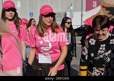 Pagani, Italia. 16th Ott 2022. Donne volontari con T-shirt rosa e cappellini, ha fatto una passeggiata per le strade della città nella giornata nazionale di sostegno alla ricerca e la consapevolezza sulla prevenzione del cancro femminile. Il gruppo 'Pittarosso Pink Parade #gruppopagani44' si è Unito all'evento nazionale 'PittaRossoPink Parade 2022' a sostegno della Fondazione Umberto Veronesi.alla fine della passeggiata è stata donata alla città Una Panchina Rosa in memoria di questo giorno e come opera di sensibilizzazione per i cittadini. (Foto di Pasquale Senatore/Pacific Press) Credit: Pacific Press Media Production Corp./Alamy Live News Foto Stock