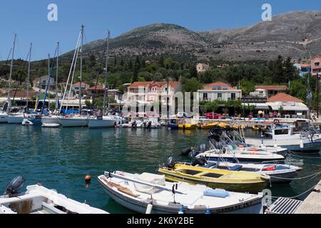 barche ormeggiate sulla banchina della città a Ay Eufemia, Cefalonia, Grecia, Europa Foto Stock