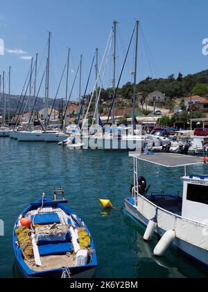 barche ormeggiate sulla banchina della città a Ay Eufemia, Cefalonia, Grecia, Europa Foto Stock