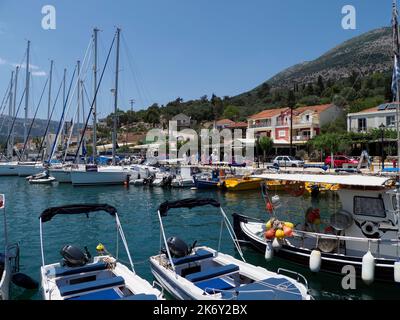 barche ormeggiate sulla banchina della città a Ay Eufemia, Cefalonia, Grecia, Europa Foto Stock