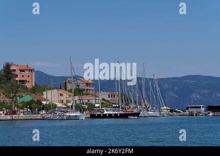 barche ormeggiate sulla banchina della città a Ay Eufemia, Cefalonia, Grecia, Europa Foto Stock