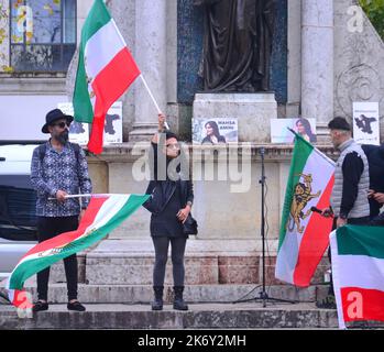 Manchester, Regno Unito. 16th ottobre 2022. I manifestanti si sono radunati a Piccadilly Gardens, nel centro di Manchester, Inghilterra, Regno Unito, critici nei confronti del governo iraniano e arrabbiati per la morte della donna curda Mahsa Amini, di 22 anni. Morì dopo essere stata arrestata dalla polizia morale religiosa il 16 settembre 2022, per non aver indossato l'hijab in conformità con le regole del governo. Ciò ha portato a proteste in Iran. I funzionari iraniani sostengono che la sua morte sia dovuta a cause naturali, mentre i manifestanti credono che sia stata picchiata a morte. Credit: Terry Waller/Alamy Live News Foto Stock