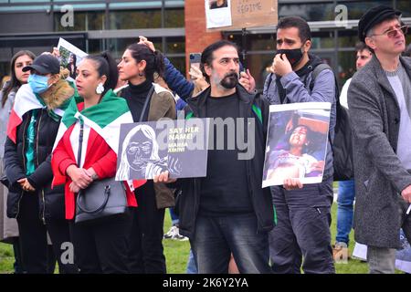 Manchester, Regno Unito. 16th ottobre 2022. I manifestanti si sono radunati a Piccadilly Gardens, nel centro di Manchester, Inghilterra, Regno Unito, critici nei confronti del governo iraniano e arrabbiati per la morte della donna curda Mahsa Amini, di 22 anni. Morì dopo essere stata arrestata dalla polizia morale religiosa il 16 settembre 2022, per non aver indossato l'hijab in conformità con le regole del governo. Ciò ha portato a proteste in Iran. I funzionari iraniani sostengono che la sua morte sia dovuta a cause naturali, mentre i manifestanti credono che sia stata picchiata a morte. Credit: Terry Waller/Alamy Live News Foto Stock