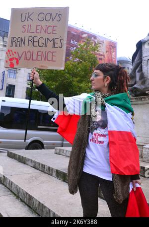 Manchester, Regno Unito. 16th ottobre 2022. I manifestanti si sono radunati a Piccadilly Gardens, nel centro di Manchester, Inghilterra, Regno Unito, critici nei confronti del governo iraniano e arrabbiati per la morte della donna curda Mahsa Amini, di 22 anni. Morì dopo essere stata arrestata dalla polizia morale religiosa il 16 settembre 2022, per non aver indossato l'hijab in conformità con le regole del governo. Ciò ha portato a proteste in Iran. I funzionari iraniani sostengono che la sua morte sia dovuta a cause naturali, mentre i manifestanti credono che sia stata picchiata a morte. Credit: Terry Waller/Alamy Live News Foto Stock