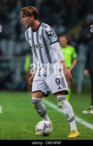 Torino, Italia. 15th Ott 2022. Dusan Vlahovic della Juventus FC in azione durante la Serie A 2022/23 partita di calcio tra Torino FC e Juventus FC a Olimpico Grande Torino Satdium, Torino. Punteggio finale | Torino 0 - 1 Juventus Credit: SOPA Images Limited/Alamy Live News Foto Stock