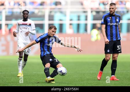 Milano, Italia. 16th Ott 2022. Lo Skriniar milanese del FC Internazionale guarda come il compagno di squadra Nicolo Barella gioca la palla in avanti durante la Serie A alla partita di Giuseppe Meazza a Milano. Il credito per le immagini dovrebbe essere: Jonathan Moskrop/Sportimage Credit: Sportimage/Alamy Live News Foto Stock