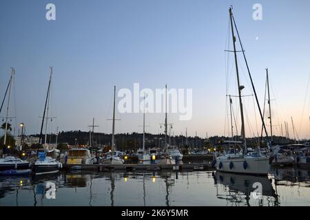 Barche a vela all'interno del mare Gouvia nell'isola di Corfù. Foto Stock