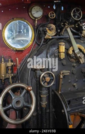 Autisti taxi London North Western Railway No. 790 2-4-0 Locomotiva passeggeri espresso costruito Crewe 1873 in esposizione nel Museo a Shildon Foto Stock