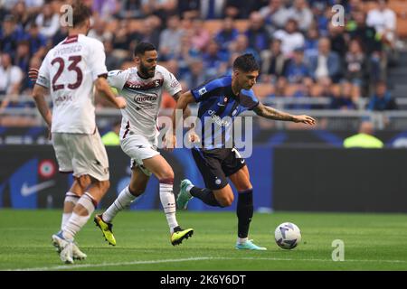 Milano, Italia. 16th Ott 2022. Dylan Bronn di Salernitana tira sulla maglia di Joaquin Correa del FC Internazionale mentre si rompe con la palla durante la Serie A match a Giuseppe Meazza, Milano. Il credito per le immagini dovrebbe essere: Jonathan Moskrop/Sportimage Credit: Sportimage/Alamy Live News Foto Stock