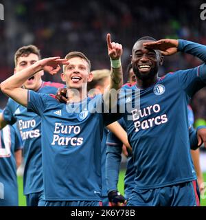 ALKMAAR - (lr) Sebastian Szymanski di Feyenoord, Lutshel Geertruida di Feyenoord festeggia il 1-2 durante la partita olandese di Eredivie tra AZ Alkmaar e Feyenoord allo stadio AFAS il 16 ottobre 2022 ad Alkmaar, Paesi Bassi. ANP OLAF KRAAK Foto Stock