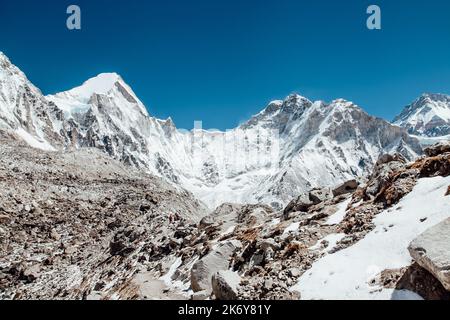 L'epico ghiacciaio di Khumbu sulla strada per l'Everest base Camp nelle montagne Himalaya. Percorso escursionismo EBS. Foto Stock