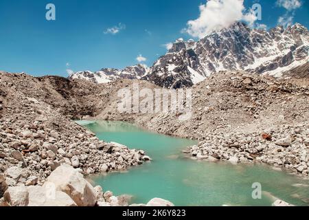 Incredibile lago blu Gokio sotto ghiaccio e neve, Nepal, Himalaya Foto Stock