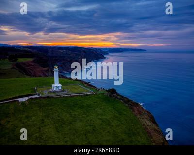 Il faro di Lastres al tramonto situato nella città di Luces, Asturias, Spagna. Foto Stock