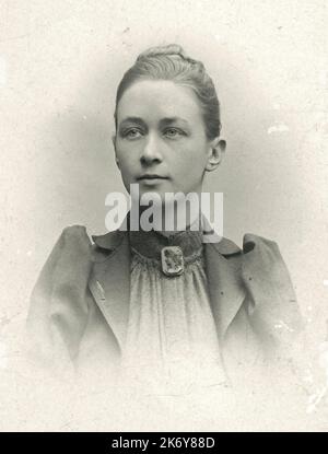 Una fotografia ritratto del pittore astratto svedese e mistico Hilma af Klint. c1901. Foto Stock