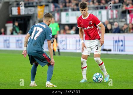 ALKMAAR - (lr) Sebastian Szymanski di Feyenoord, Milos Kerkez di AZ Alkmaar durante la partita olandese di Eredivie tra AZ Alkmaar e Feyenoord allo stadio AFAS il 16 ottobre 2022 ad Alkmaar, Paesi Bassi. ANP | Olandese altezza | ed VAN DE POL Foto Stock