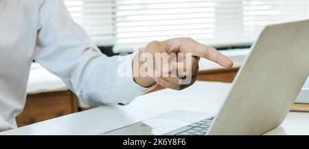 vista ritagliata persone di affari che lavorano e puntare mano sul computer portatile in ufficio sala riunioni, marketing online, business finanza riunione, io Foto Stock