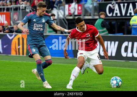 ALKMAAR - (lr) Sebastian Szymanski di Feyenoord, Tijjani Reijnders di AZ Alkmaar durante la partita olandese di Eredivie tra AZ Alkmaar e Feyenoord allo stadio AFAS il 16 ottobre 2022 ad Alkmaar, Paesi Bassi. ANP | Olandese altezza | ed VAN DE POL Foto Stock