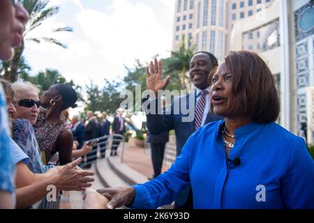 Orlando, Florida, Stati Uniti. 15th Ott 2022. 15 ottobre 2022, Orlando, FL: Candidato democratico per il Senato degli Stati Uniti Rep. Val Demings saluta gli elettori durante un evento di campagna con suo marito, il sindaco della contea di Orange Jerry Demmings. (Credit Image: © Dominic Gwinn/ZUMA Press Wire) Foto Stock