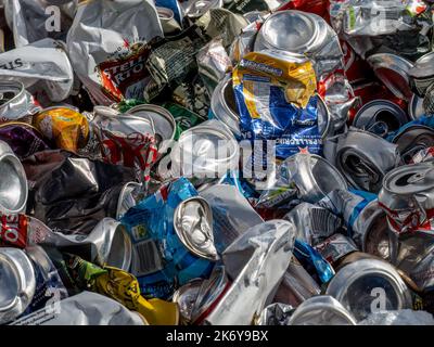 DEVON, INGHILTERRA - SABATO 15th OTTOBRE 2022: Sfondo di varie lattine frantumate, alluminio per il riciclaggio. Foto Stock