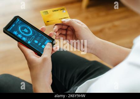 Shopping Online. la gente mano lo shopping in linea mobile con il telefono mobile dello smartphone e la carta di credito all'ufficio domestico, internet, concetto di vendita digitale Foto Stock