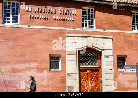 Bogota Colombia, Santa Fe Universidad Central Estudios Musicales Central University Musical Studies, uomo uomo maschio, esterno edificio ingresso anteriore Foto Stock