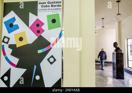 Bogota Colombia, Santa Fe Biblioteca Nacional de Colombia Biblioteca Nazionale della Colombia, mostra poster Juan Gustabo Cobo Borda uomo uomo uomo uomo adulto maschio adu Foto Stock