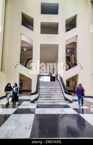Bogota Colombia, Santa Fe Biblioteca Nacional de Colombia Biblioteca Nazionale della Colombia, art deco edificio Alberto Wills ferro architetto donna donne fema Foto Stock