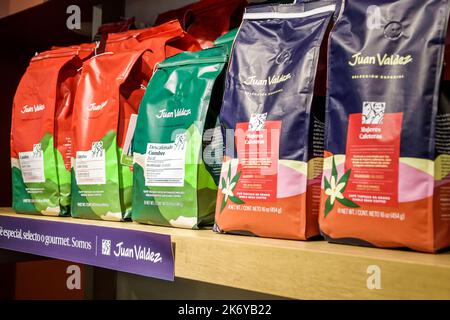 Bogota Colombia, Santa Fe Carrera 13, Juan Valdez Cafe caffetteria vendita caffè scaffali esposizione prodotti, ristorante ristoranti mangiare mangiare o Foto Stock