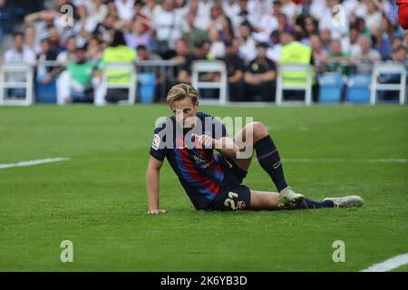 Madrid, Spagna. 16th Ott 2022. Raphinha di Barcellona in azione durante la Liga Match Day 9 tra il Real Madrid e il FC Barcelona allo stadio Santiago Bernabeu di Madrid, Spagna, il 16 ottobre 2022 Credit: Edward F. Peters/Alamy Live News Foto Stock